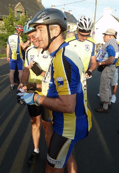 2011-07-03 02 08 La Longere Jacky distribue le parcours.JPG